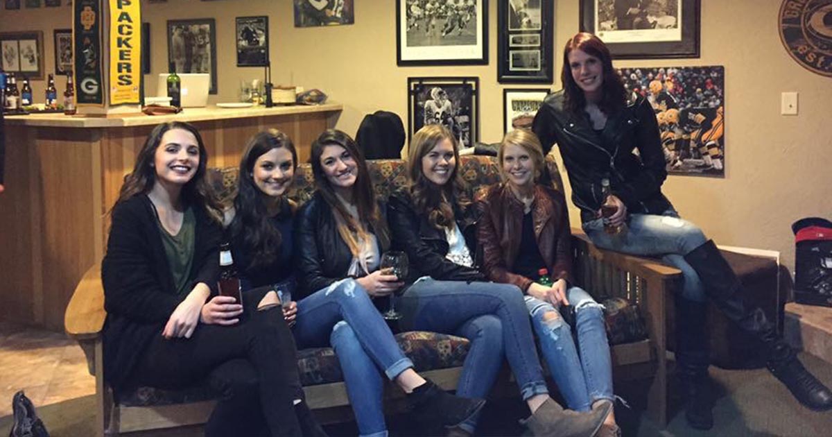 Groupe de filles illustrant l'illusion