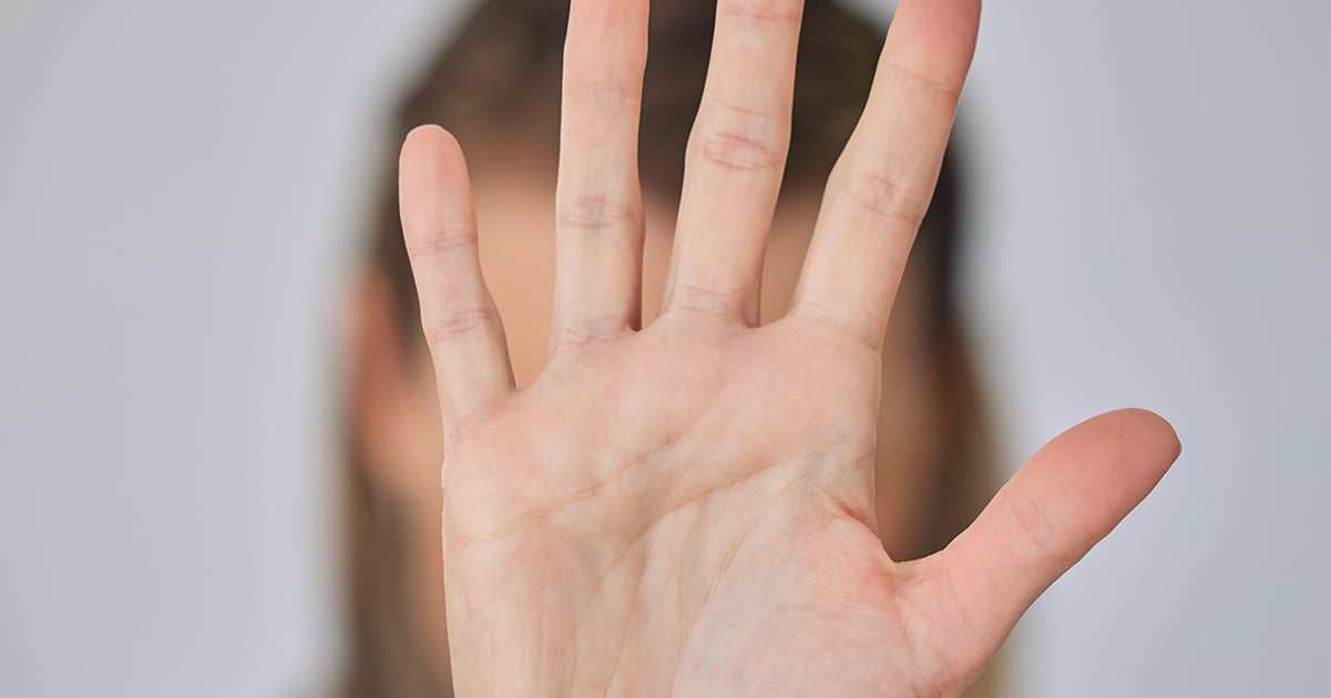 Main féminine présentant le motif en M