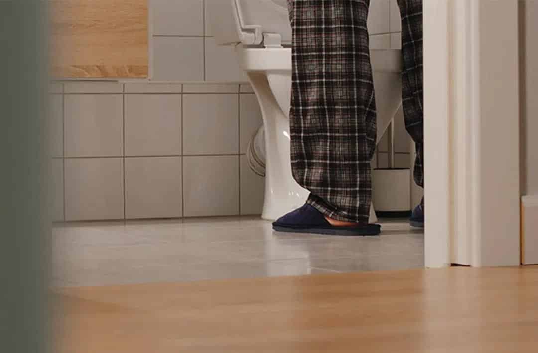 Vessie nocturne : les véritables signaux cachés derrière vos réveils pour uriner