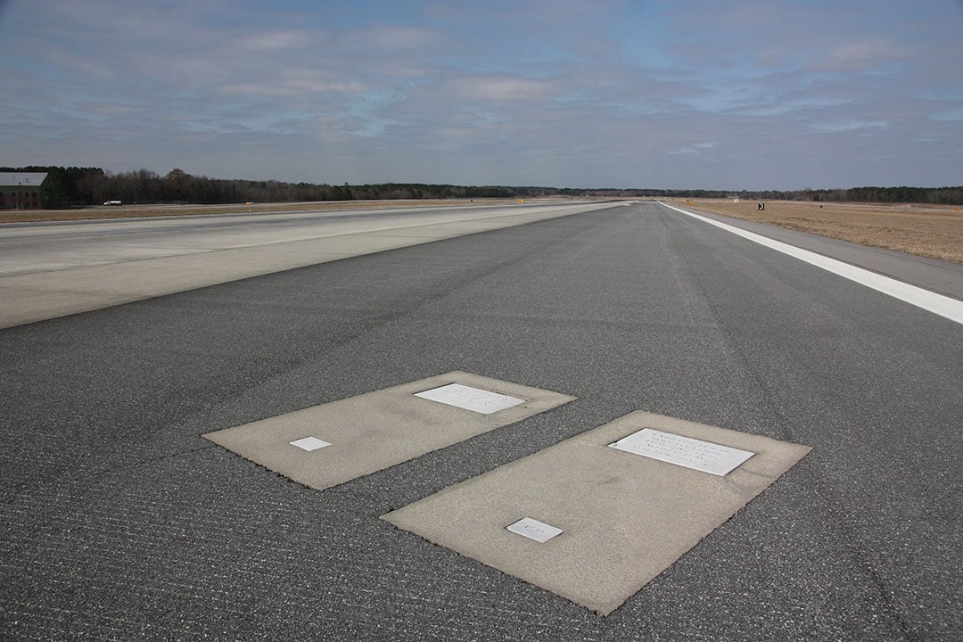 Savannah : pourquoi un aéroport abrite-t-il deux tombes en pleine piste d’atterrissage ?