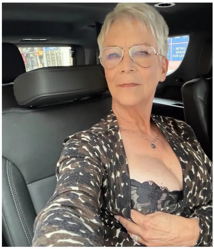 Portrait de Jamie Lee Curtis souriante et confiante dans l'habitacle d'une limousine