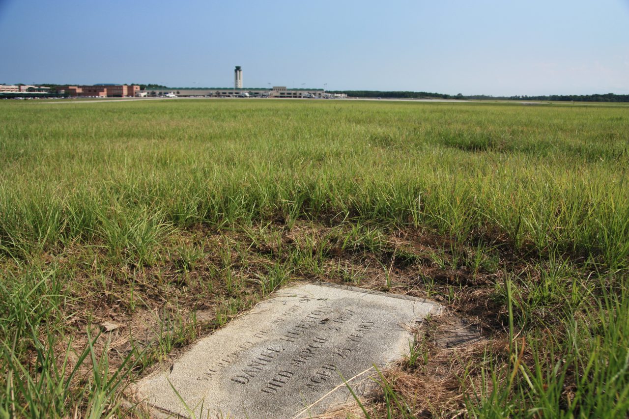 Savannah : pourquoi un aéroport abrite-t-il deux tombes en pleine piste d’atterrissage ?