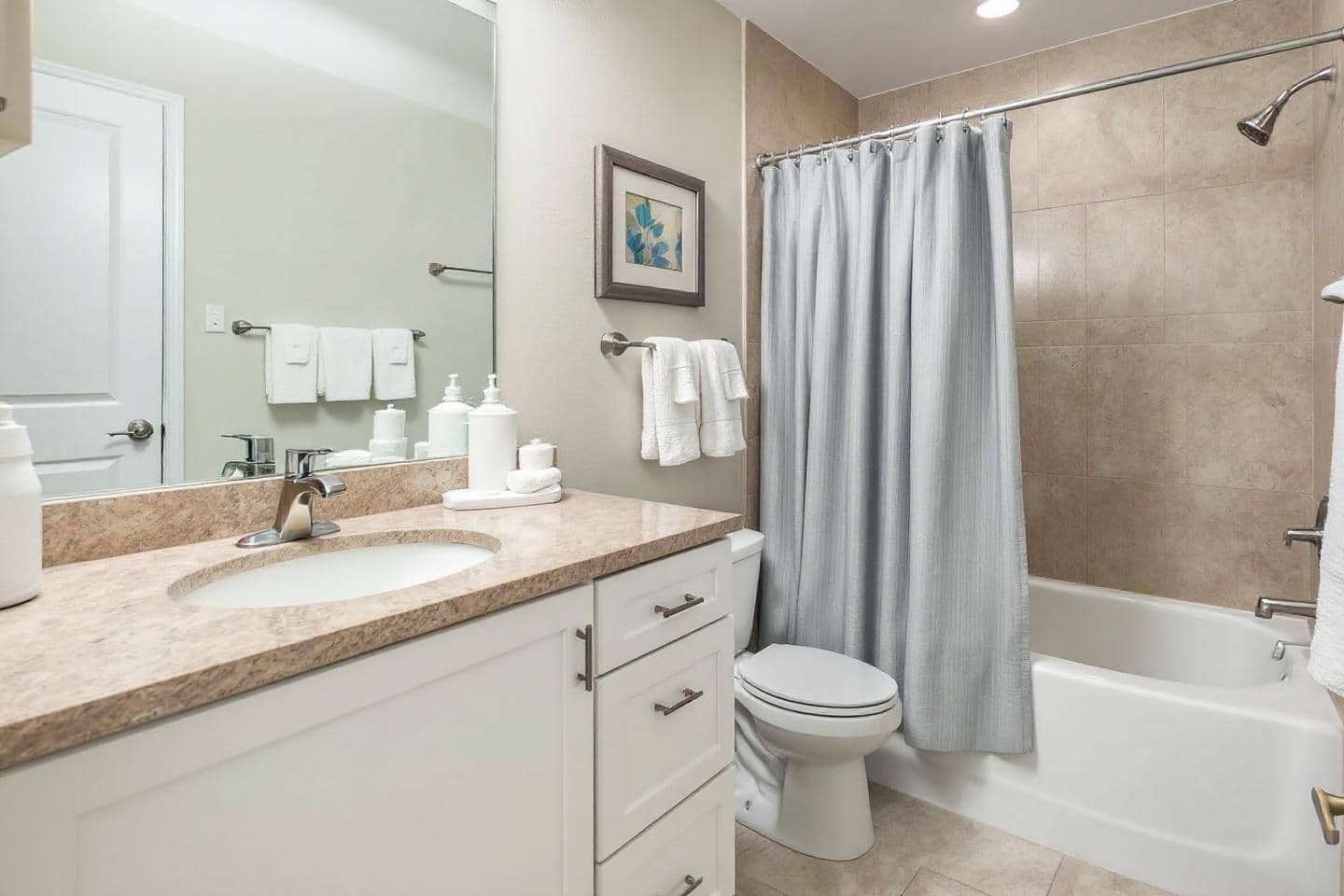 Intérieur de salle de bain avec serviettes et plantes