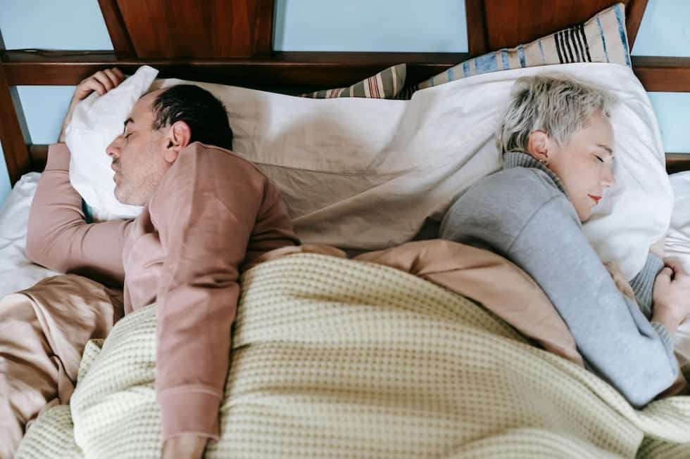 Dos tourné sous la couette : faut-il y voir un signe d’éloignement ou de complicité ?