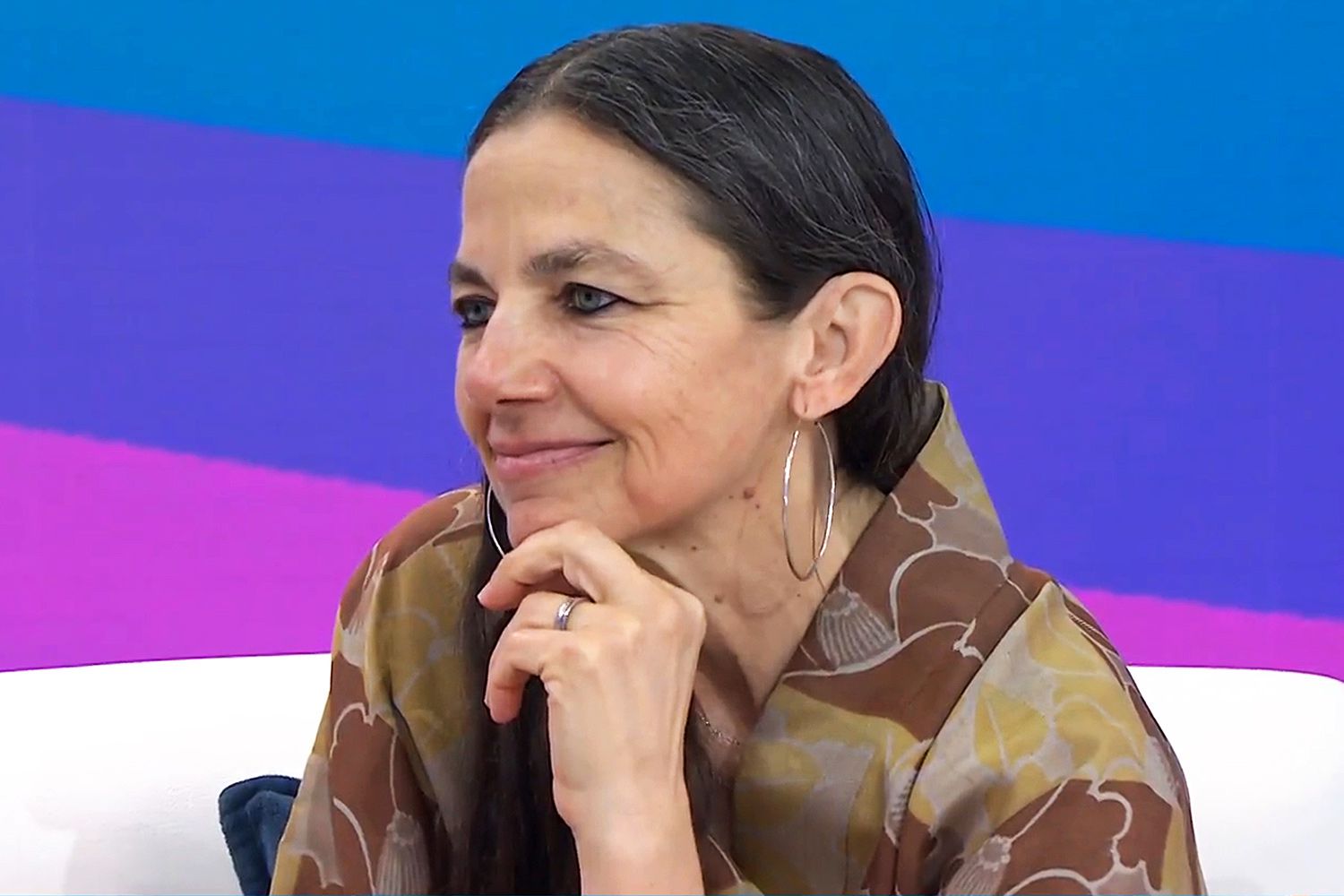 Justine Bateman à la télévision, parlant avec aisance