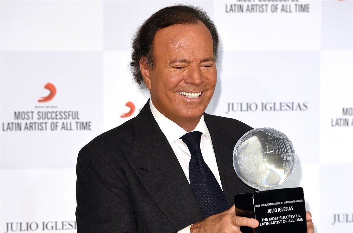 Julio Iglesias sur scène, en concert devant un large public