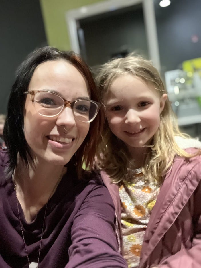 Un micro-ondes, un jouet et un drame : l’histoire de Scarlett, 7 ans, qui alerte les parents