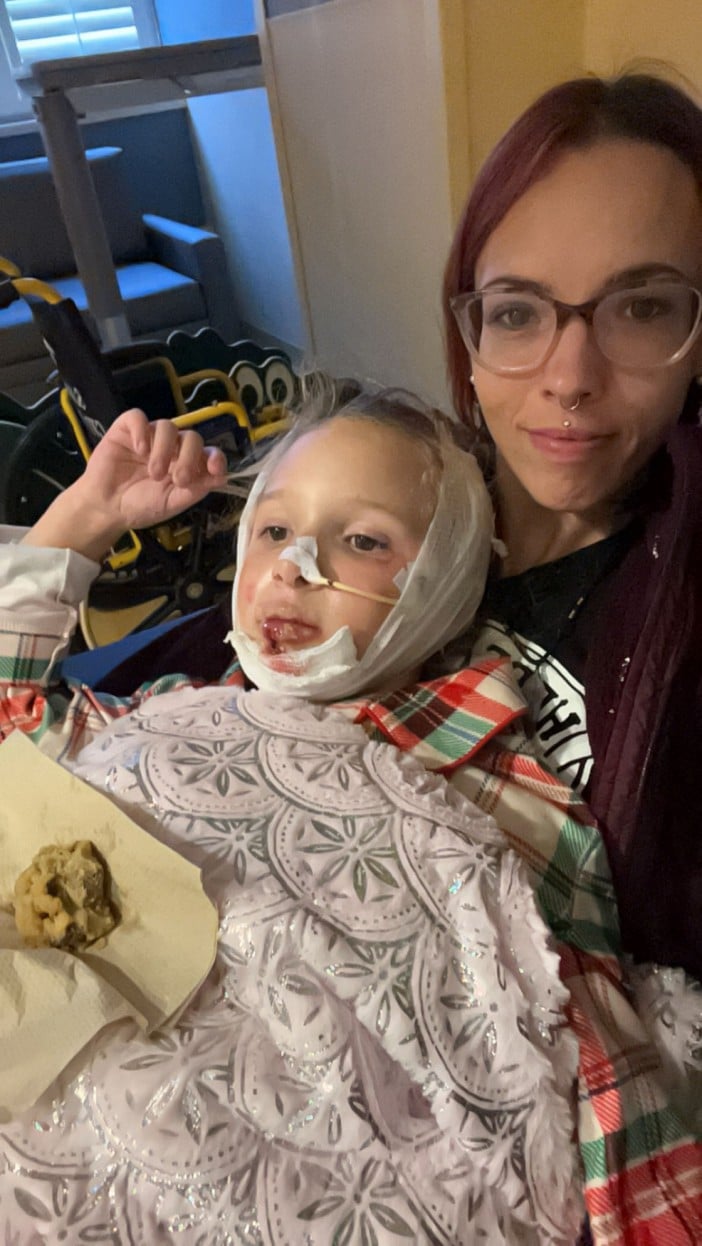 Brûlures au troisième degré et coma artificiel : le geste anodin d’une fillette de 7 ans devant son micro-ondes terrifie les parents