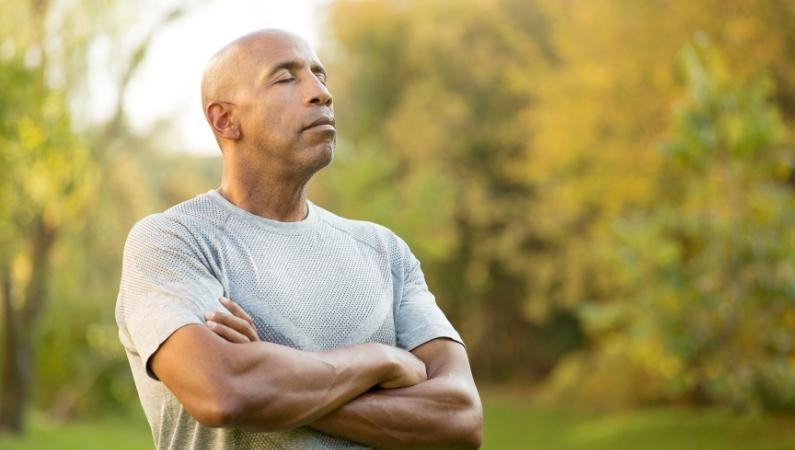 Homme d'âge mûr en pleine réflexion, symbolisant le travail introspectif