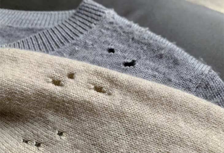 Machine à laver trop chargée avec des vêtements en désordre