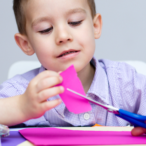 Ciseaux pour gaucher et enfant utilisant sa main gauche