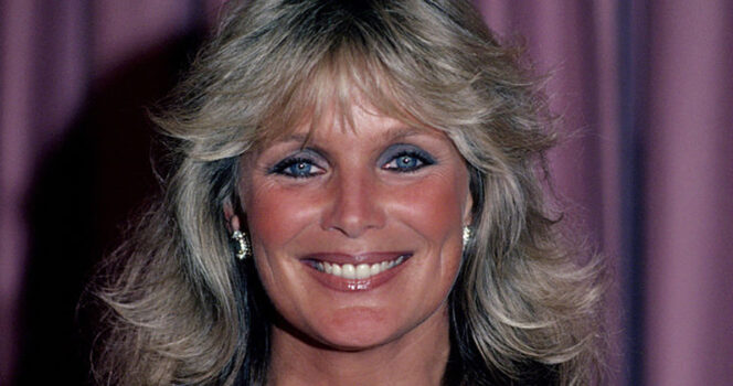 Linda Evans dans les années 1980, souriante et élégante