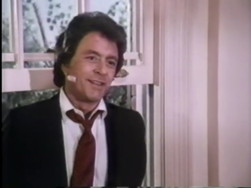 Bill Bixby en coulisses, souriant