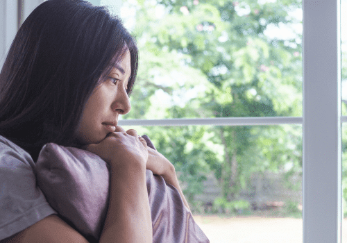 Illustration d'une femme réfléchissant, symbolisant le tourbillon des pensées