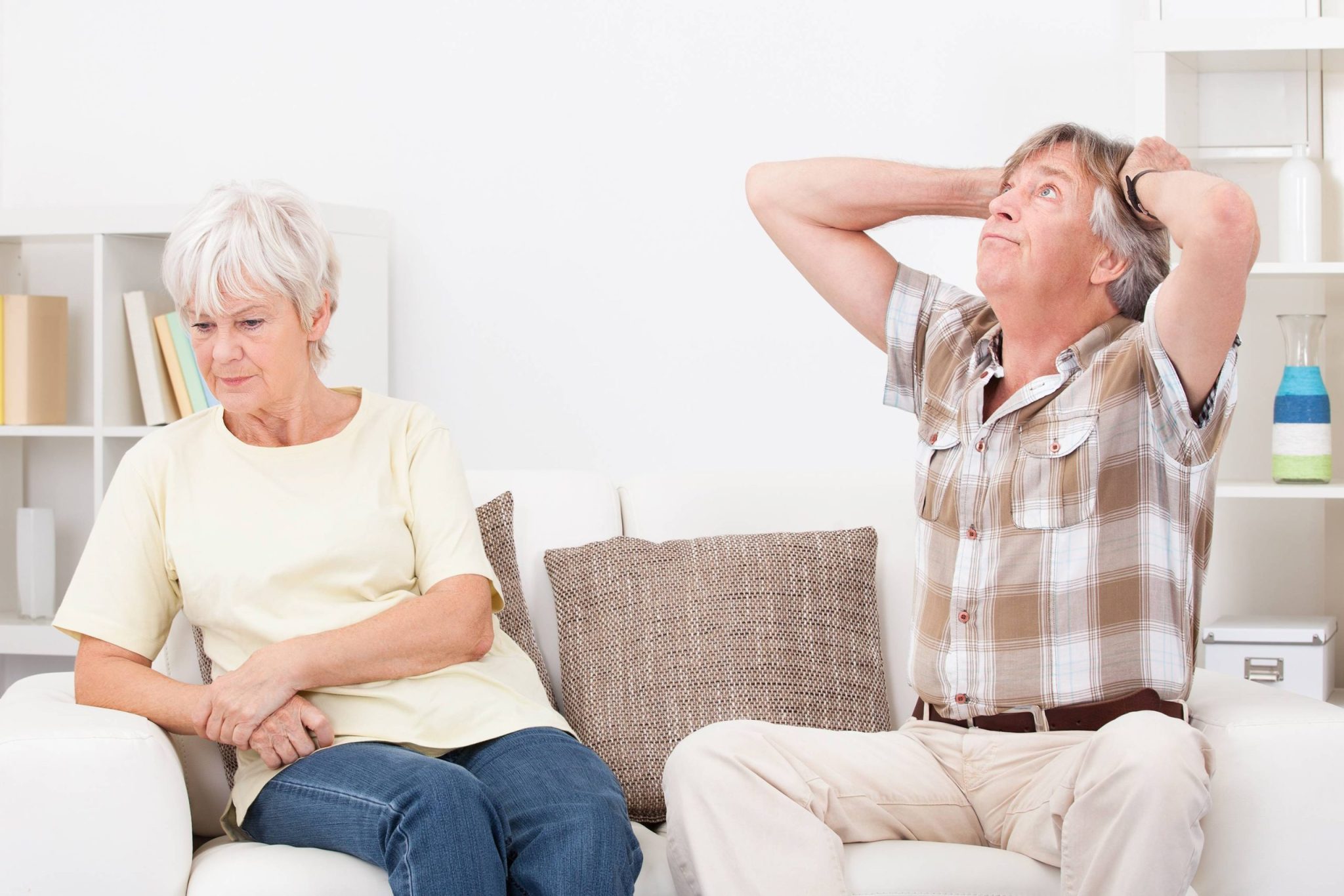 Deux mains d'âge mûr se tenant doucement, évoquant à la fois la tendresse et la distance.