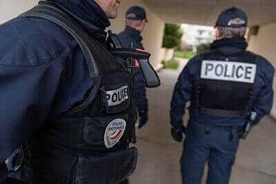 À 16 ans, Kylian franchit le seuil de sa maison avec un bébé inconnu dans les bras : l’histoire qui a bouleversé sa vie et celle de sa mère.