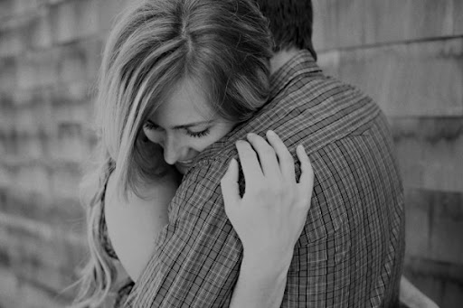 Illustration d'une étreinte forte et protectrice