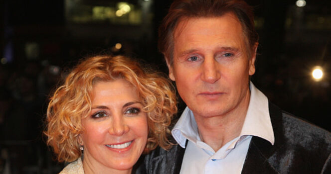 Natasha Richardson et Liam Neeson se regardant avec tendresse