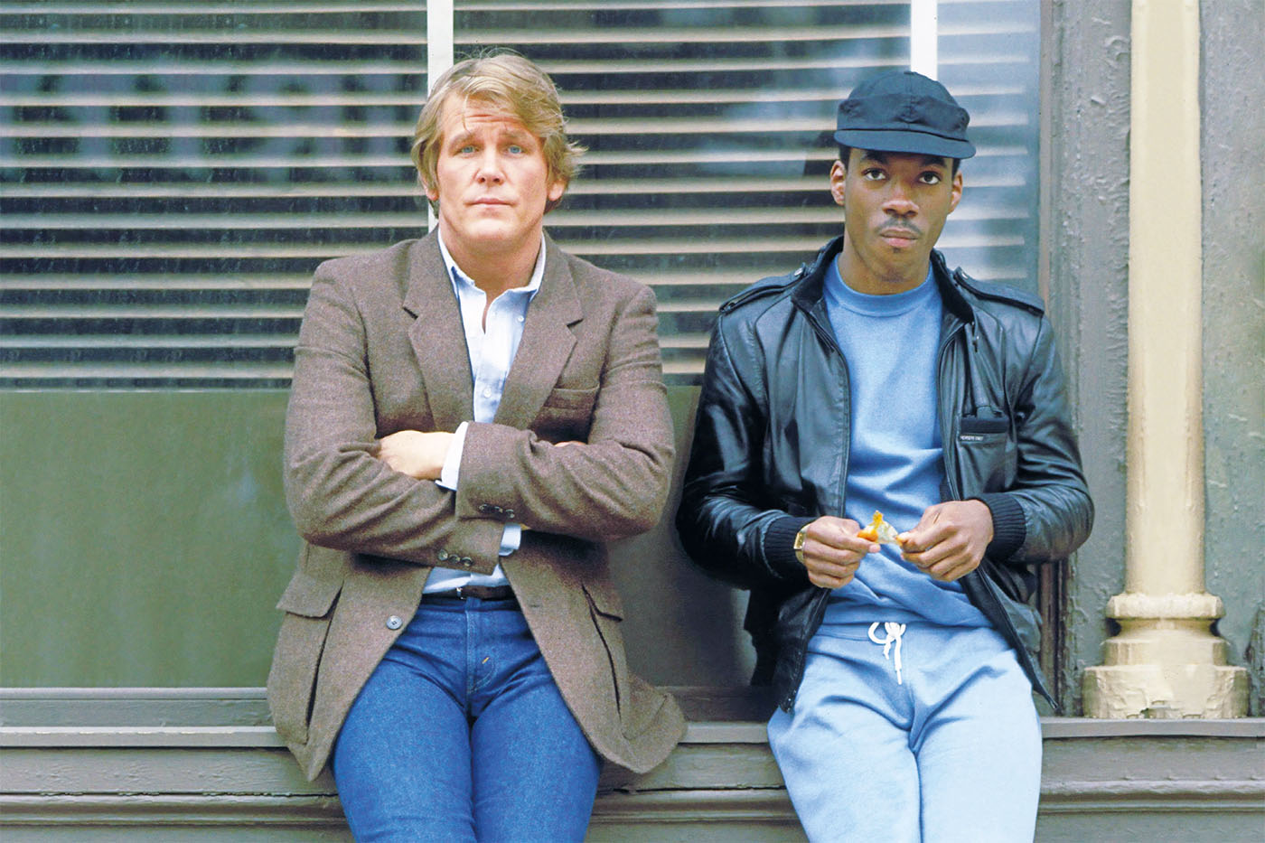 Nick Nolte et Eddie Murphy échangeant dans une scène de film