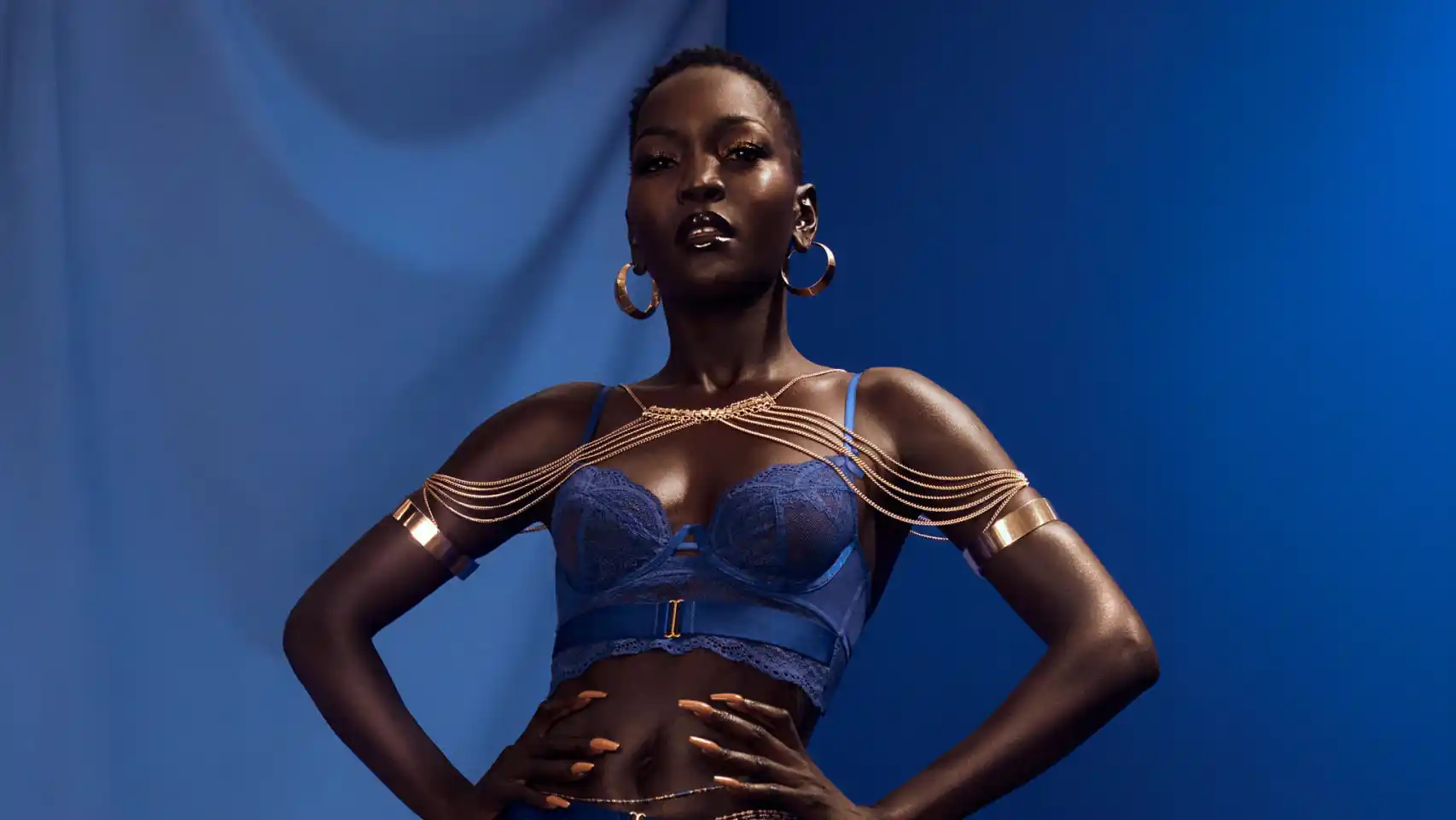Portrait inspirant de Nyakim Gatwech, mannequin au teint d'ébène