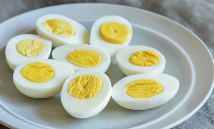 Différents aliments pour un petit-déjeuner varié : œufs, fruits, yaourt