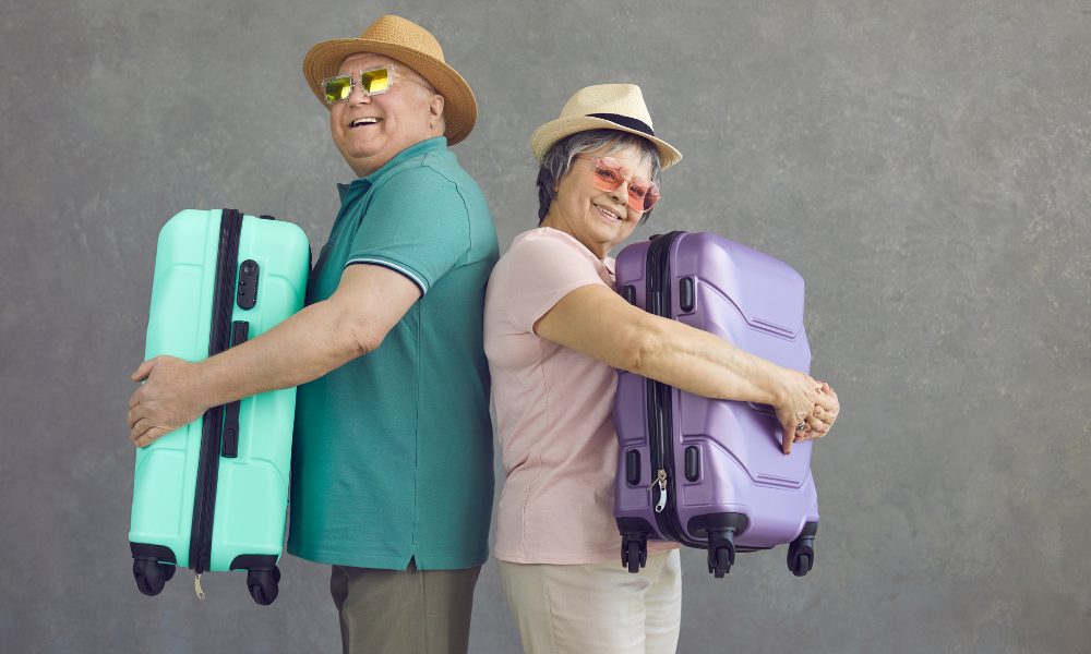 Couple de seniors heureux profitant d'une vue lors d'un voyage