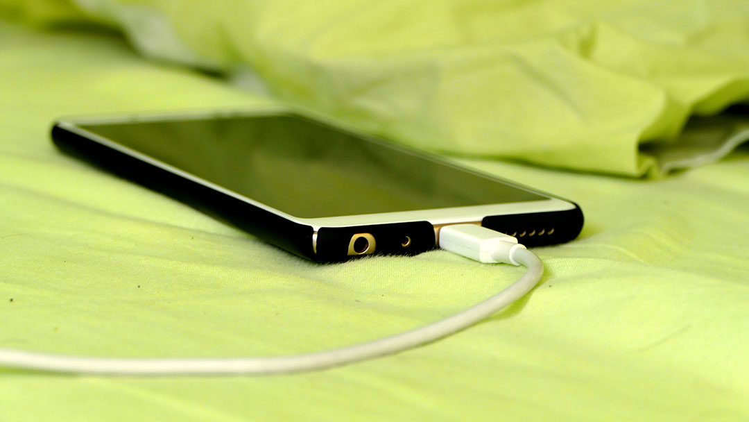 Smartphone posé sur une couette