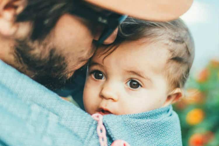 Sous une couverture, au fond des bois, une fillette abandonnée — la révélation sur ses parents l'a laissé sans voix