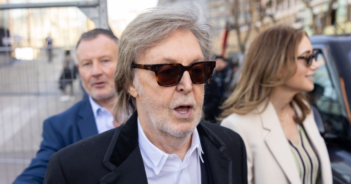Paul McCartney arborant un chignon à Saint-Barthélemy