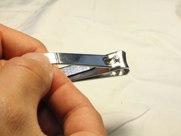 Utilisation du coupe-ongles pour plier du fil