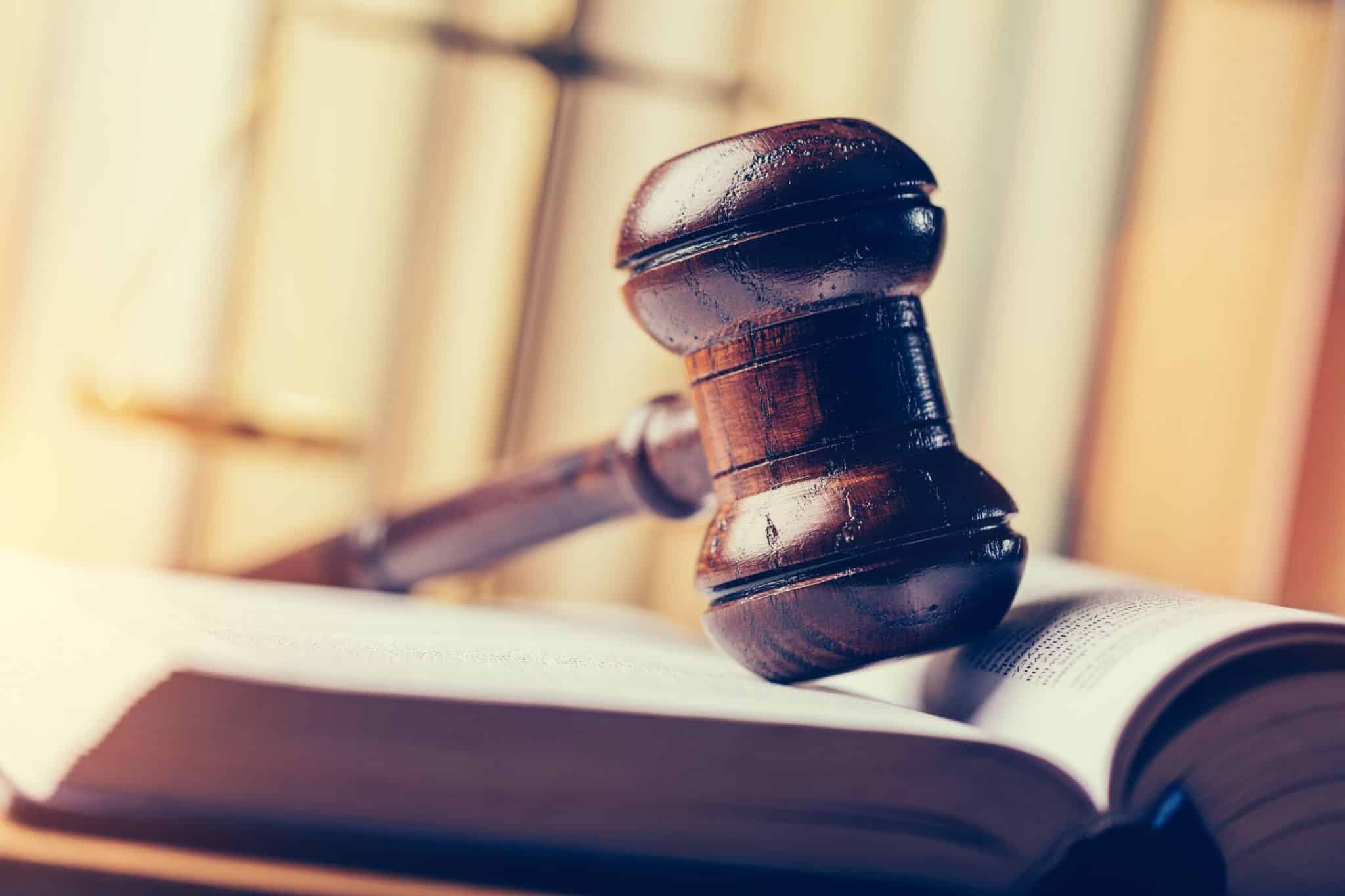 Dossier et mains sur une table, symbolisant les démarches