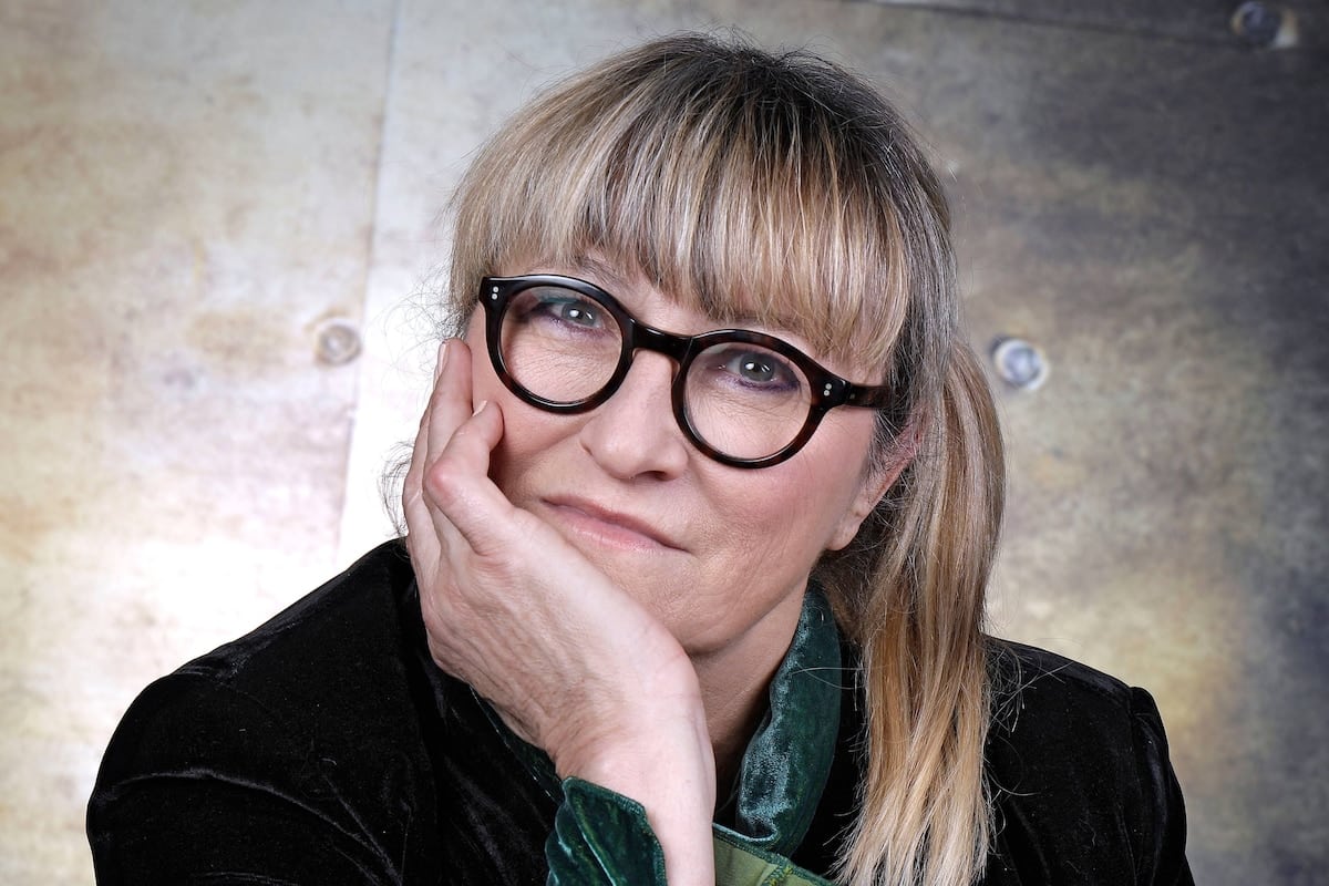 Christine Bravo en pleine réflexion, évoquant son budget