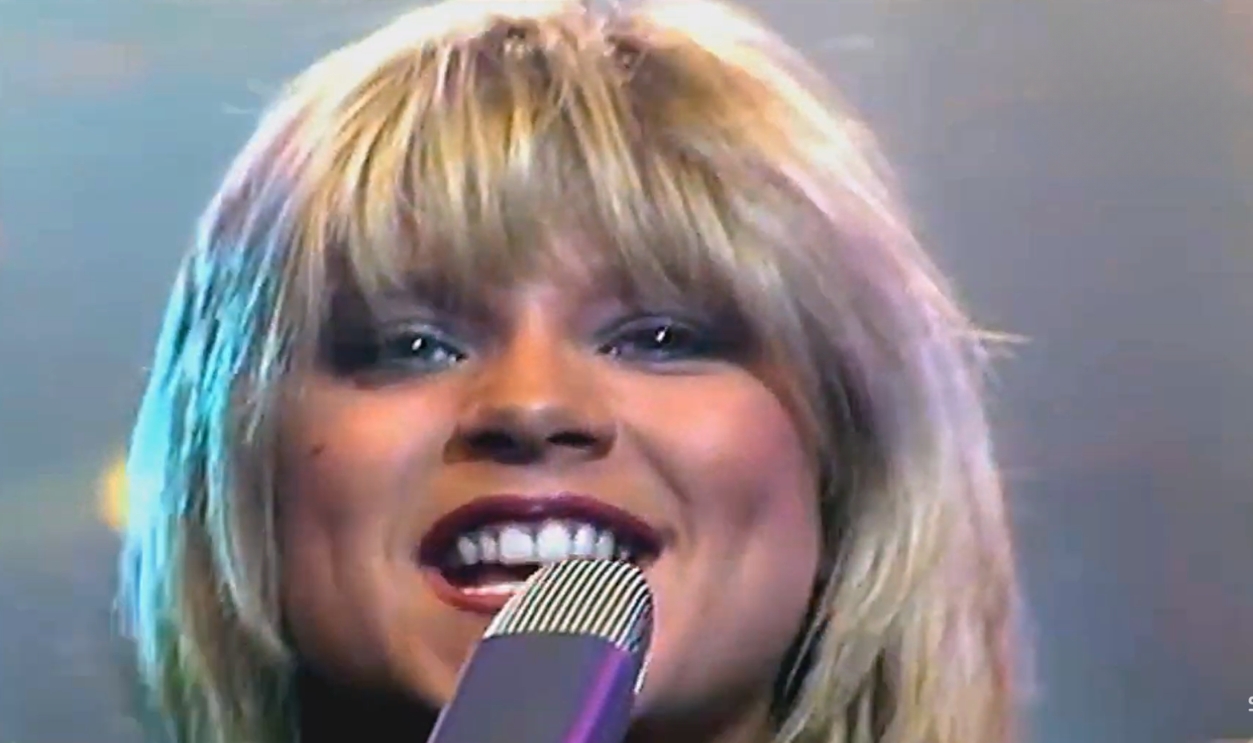 Samantha Fox en concert plus récemment, perpétuant l'esprit des années 80