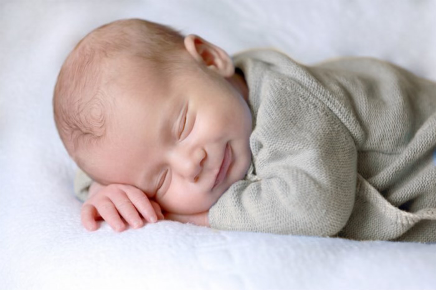L'adolescent berçant avec douceur le bébé maintenant apaisé