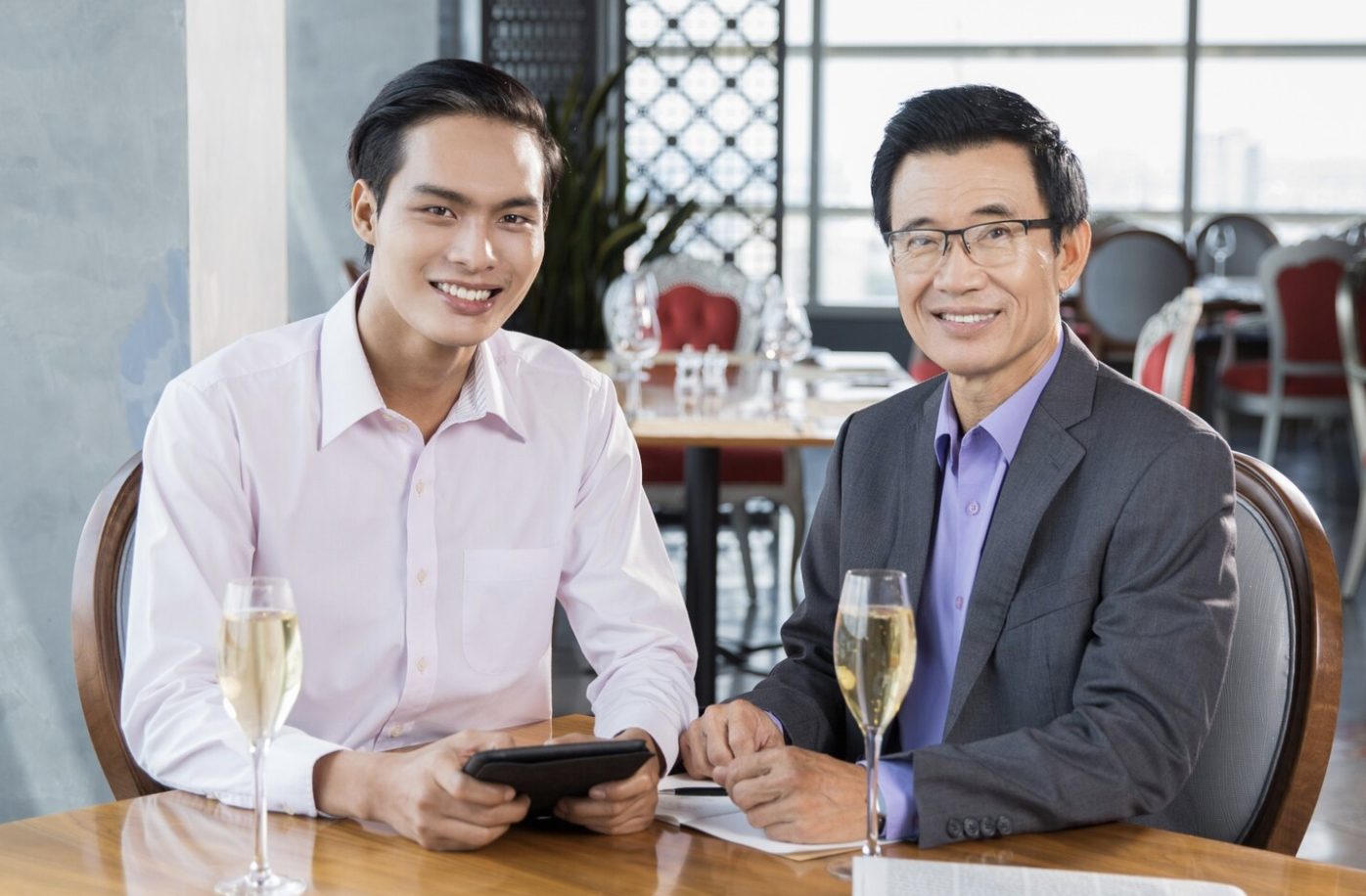 Comparaison visuelle des boutons sur chemise d'homme et de femme