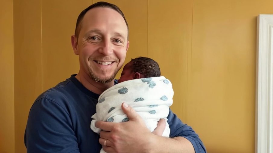 Couple regardant son nouveau-né avec une expression interrogative