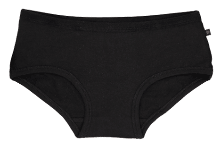 Femme portant des sous-vêtements noirs avec assurance