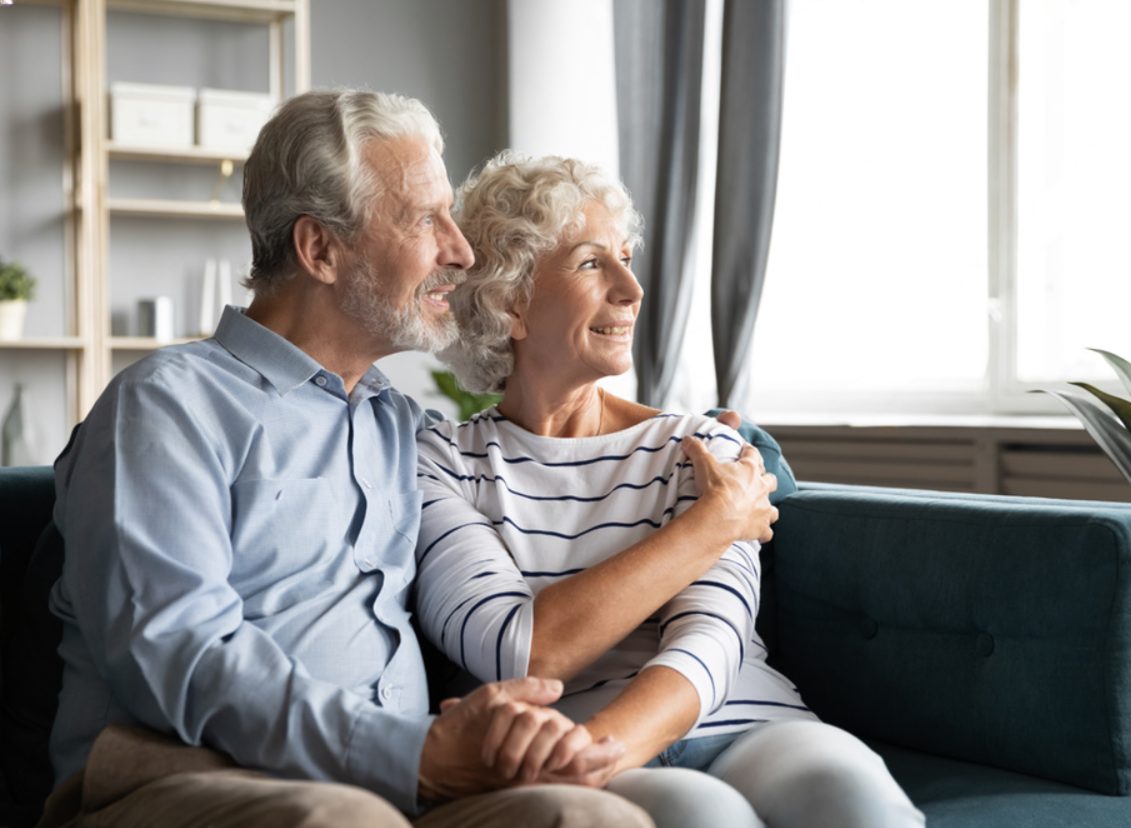 Couple dansant lors d'une réception de mariage, ambiance chaleureuse