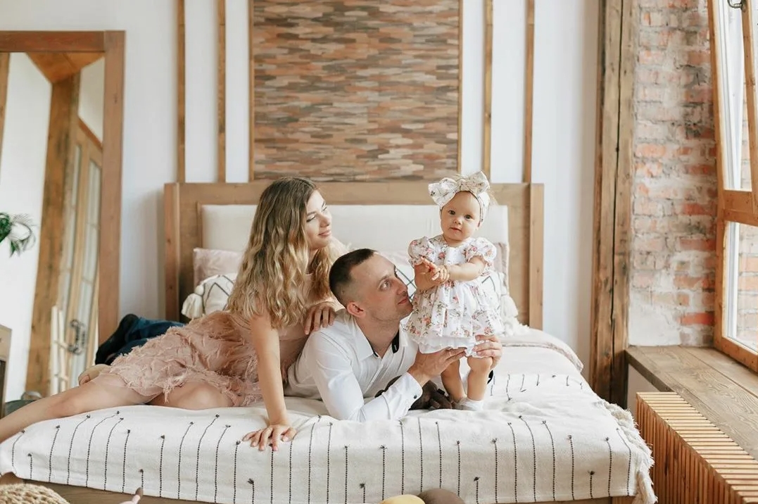 Mère berçant tendrement son nouveau-né dans ses bras