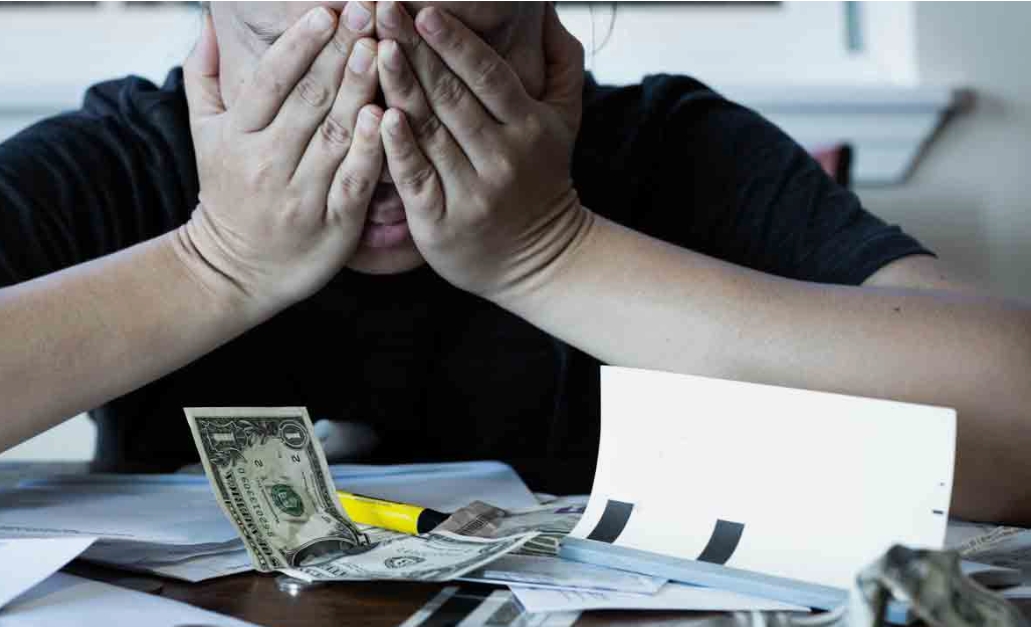 Une femme paie les courses d'une autre à la caisse