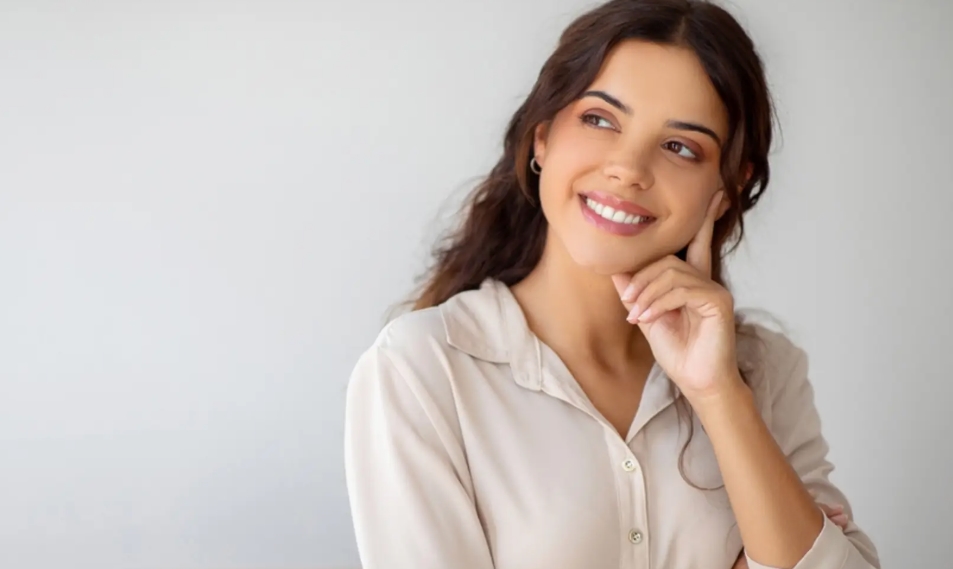 Une main tenant une lettre manuscrite et des documents officiels