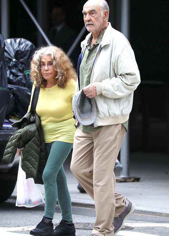 Silhouette élégante de Sean Connery se promenant dans une rue de New York