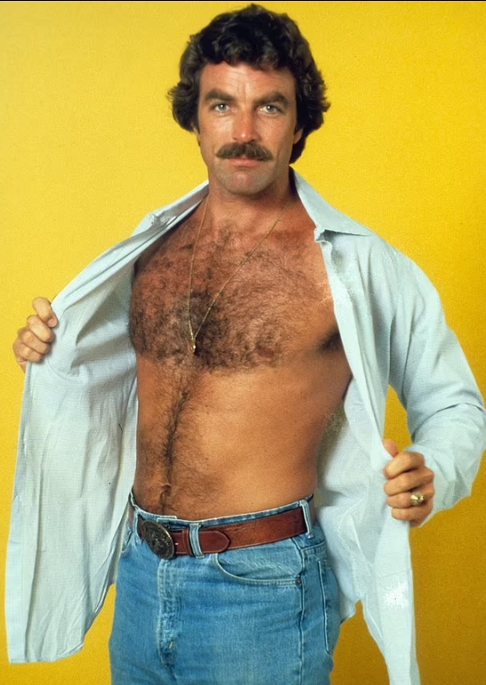 Tom Selleck dans le rôle de Thomas Magnum, emblématique avec sa moustache et sa chemise hawaïenne