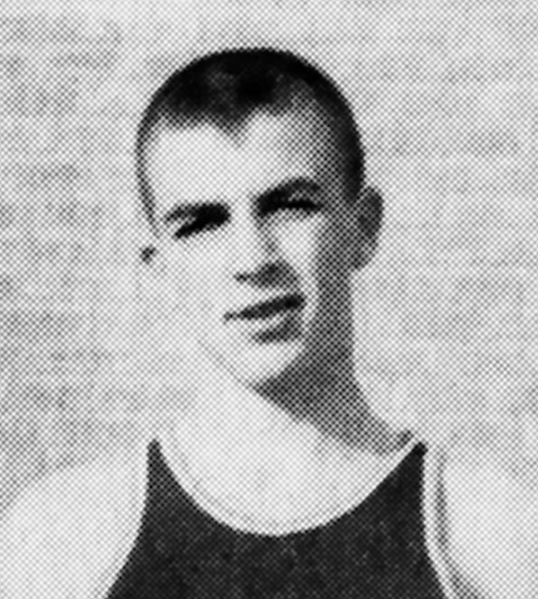 Photo d'annuaire scolaire d'un jeune Tom Selleck, souriant et athlétique