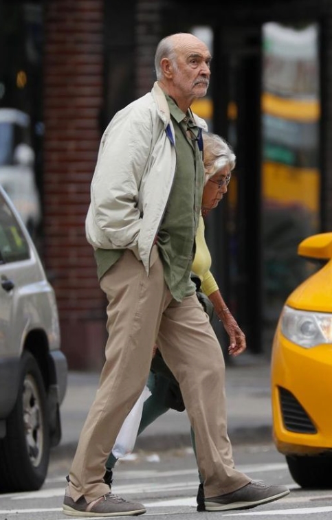 Sean Connery souriant discrètement, vêtu de manière décontractée