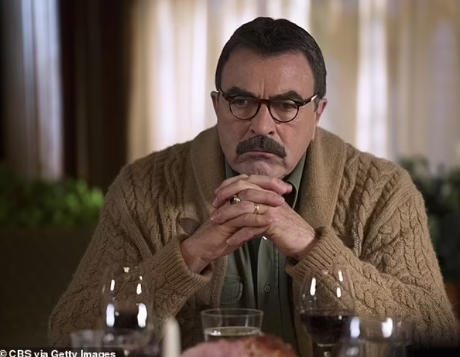 Tom Selleck aujourd'hui, toujours charismatique, posant en costume