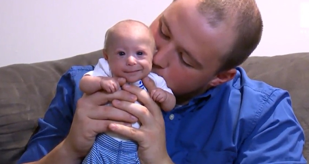 Les parents de Mathieu le regardent avec tendresse
