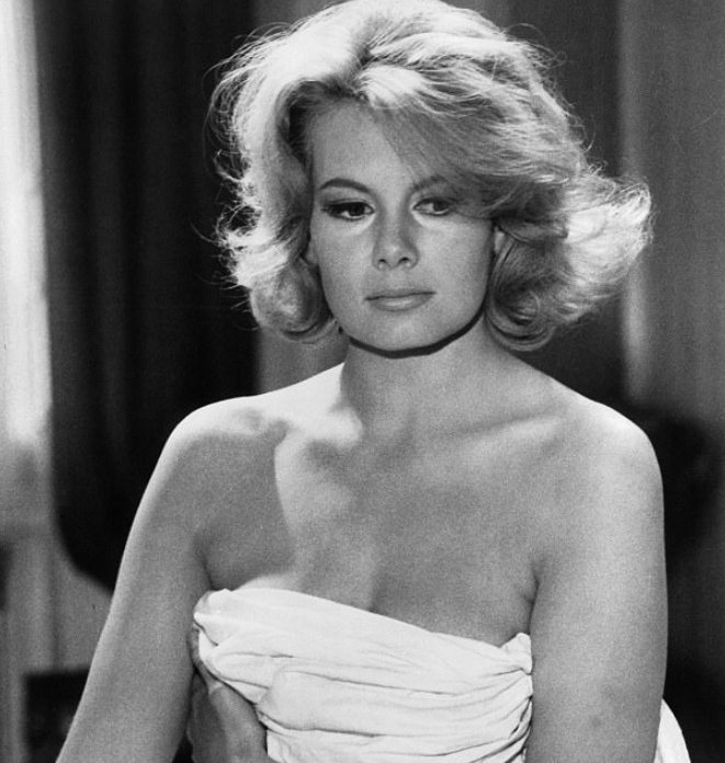 Portrait emblématique et souriant de Sean Connery, regard malicieux