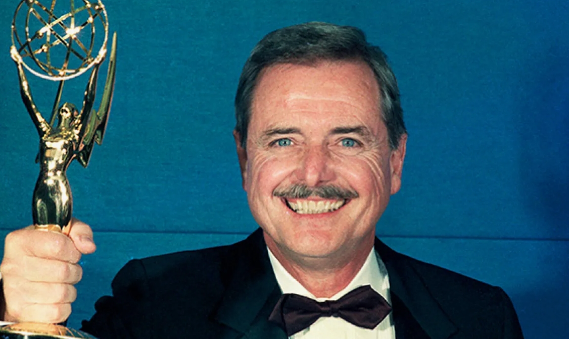 William Daniels dans le rôle de Mr. Feeny, regardant par-dessus ses lunettes