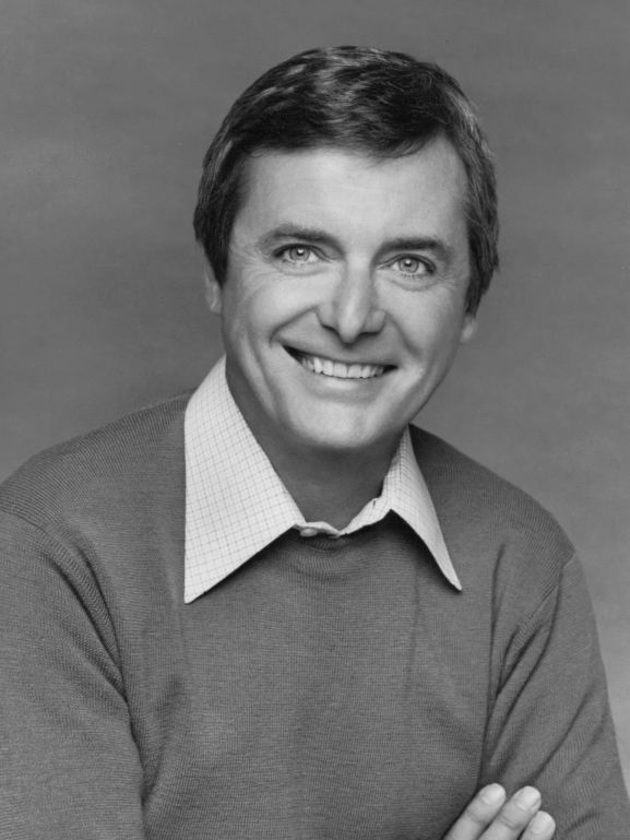 Portrait de William Daniels, souriant et élégant